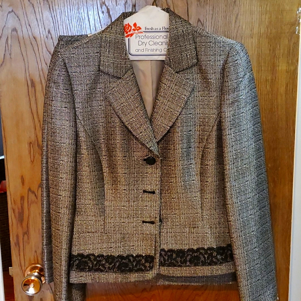 Tahari skirt suit